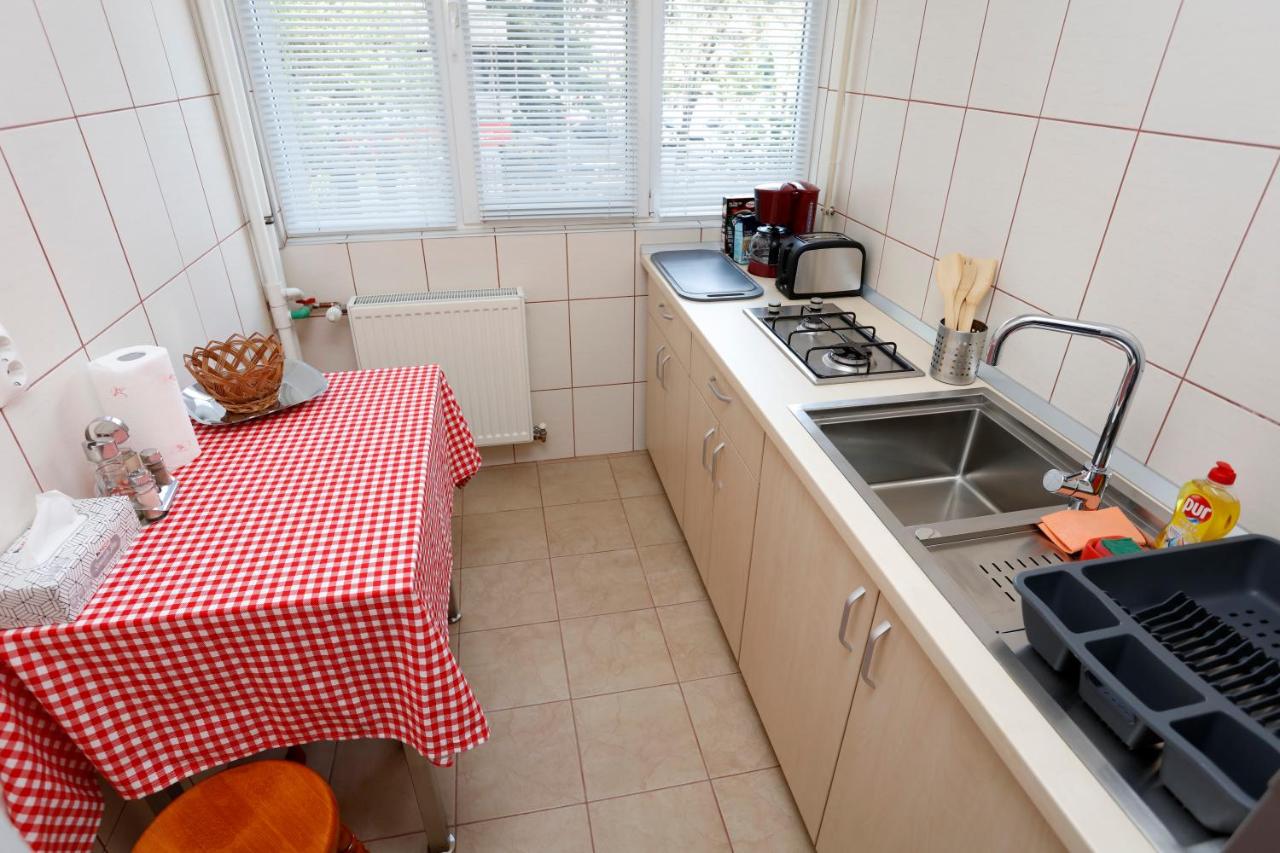 Il tavolo della cucina, con la tovaglia a quadri rossi