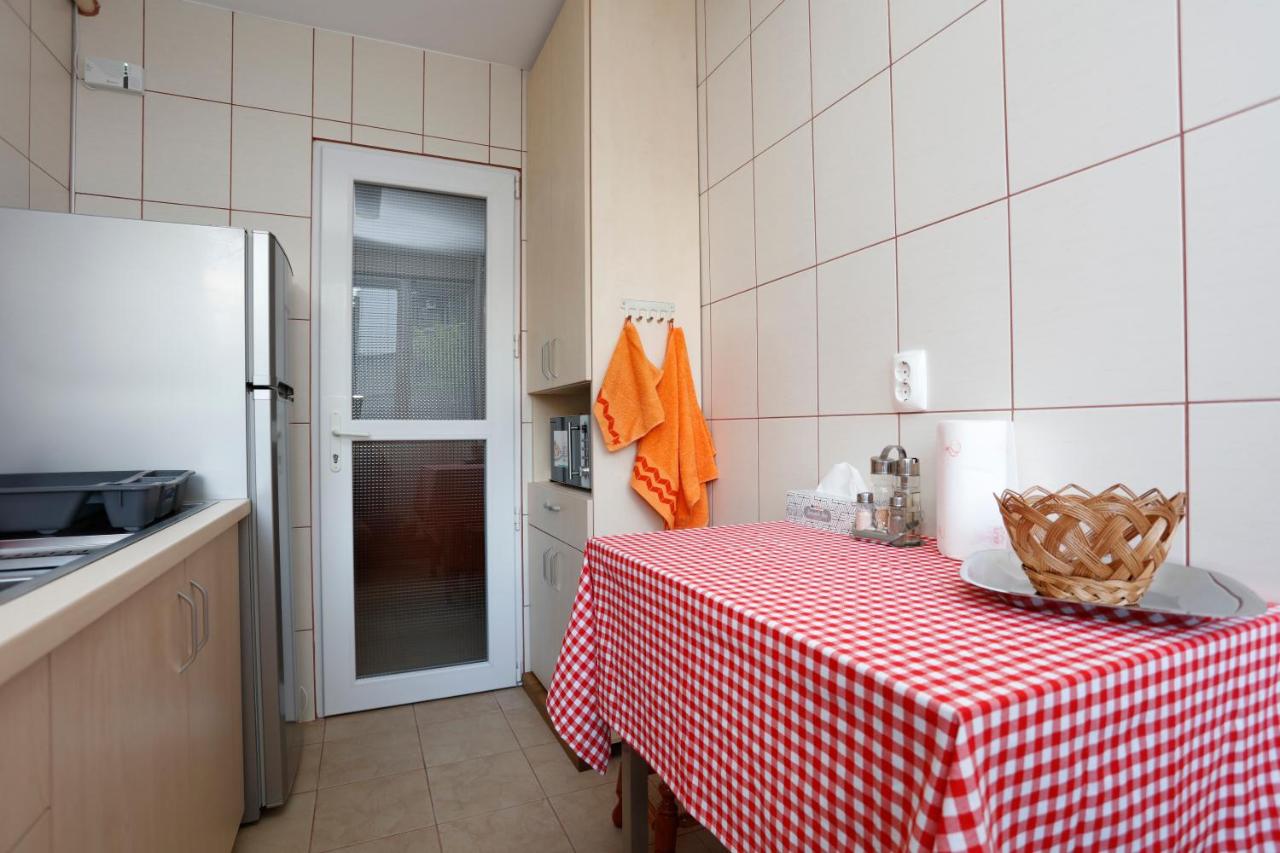 La cucina, con frigorifero e porta sul balcone