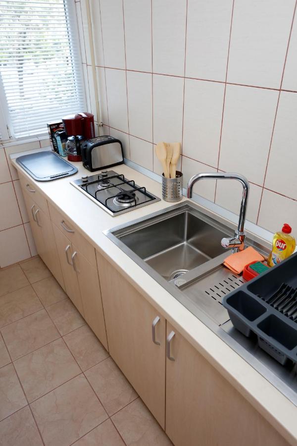 Il piano della cucina con lavello