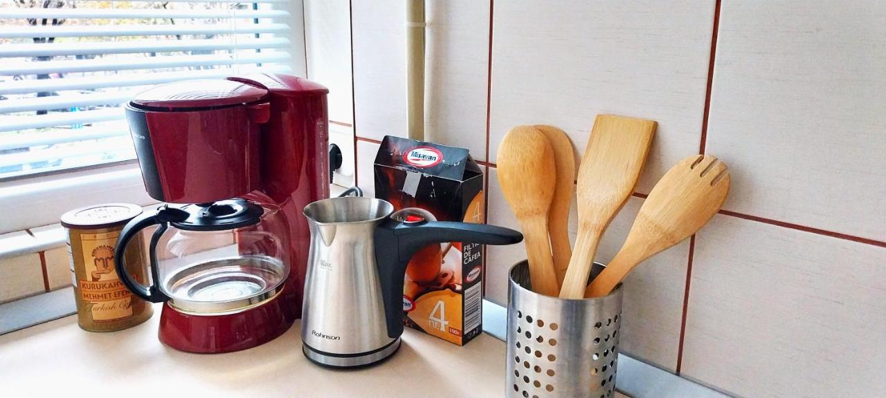 Macchina del caffè e bollitore elettrico sul piano della cucina