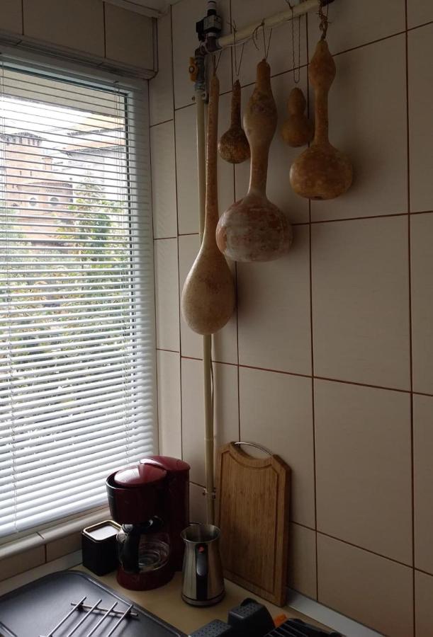 Angolo della cucina con zucche appese