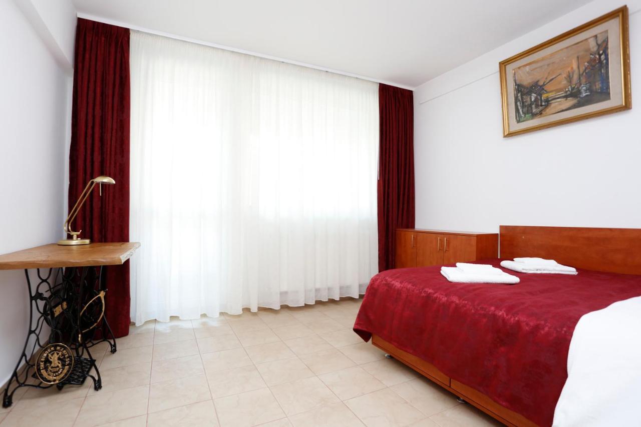 La camera con letto matrimoniale e copriletto bordeaux
