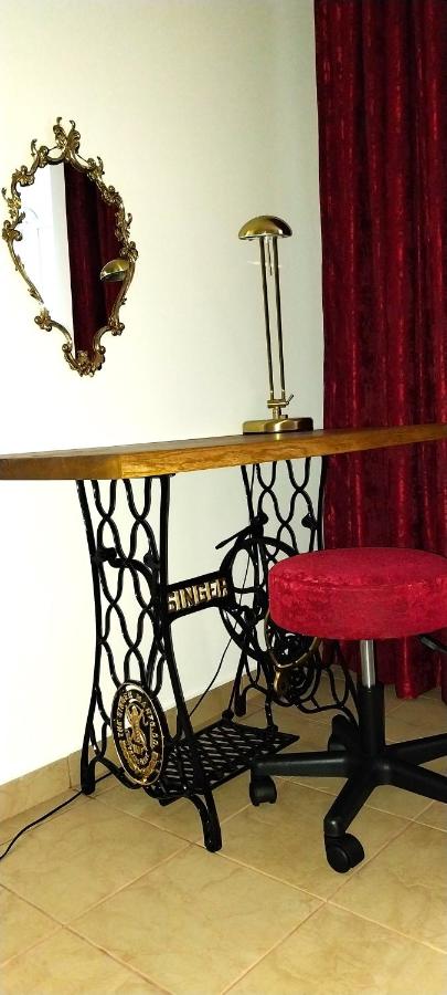 Il tavolino della camera, con sgabello rosso
