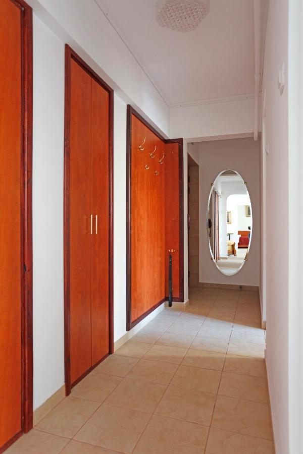 L'ingresso, con porte in legno e specchio ovale