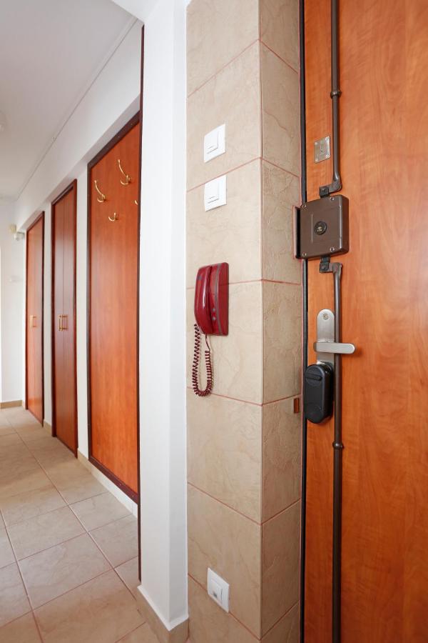 La porta d'ingresso dell'appartamento, con citofono