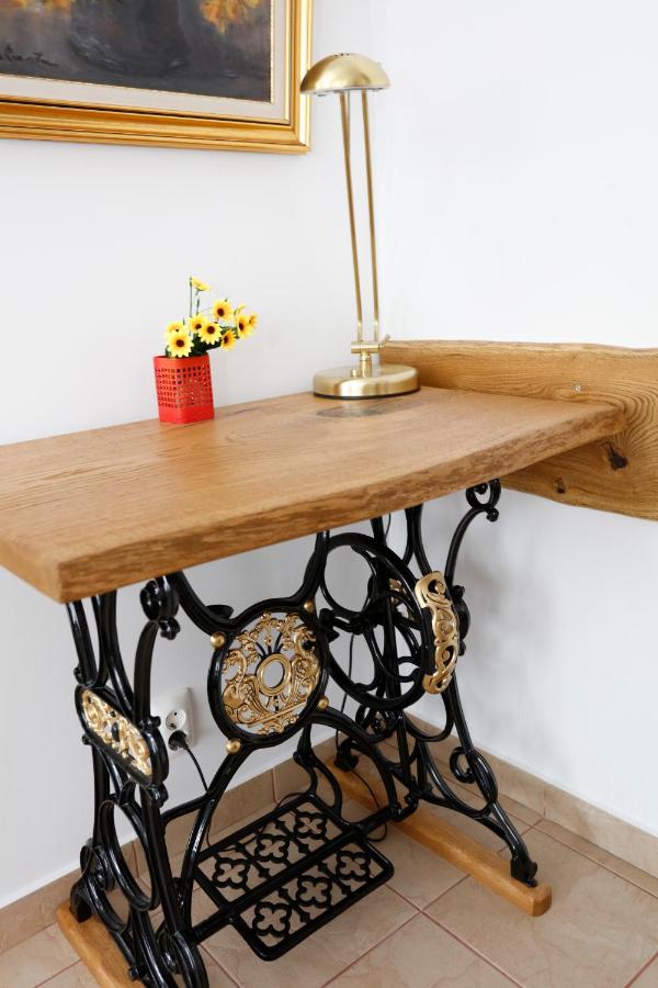 Lampada in ottone e fiori gialli sulla scrivania
