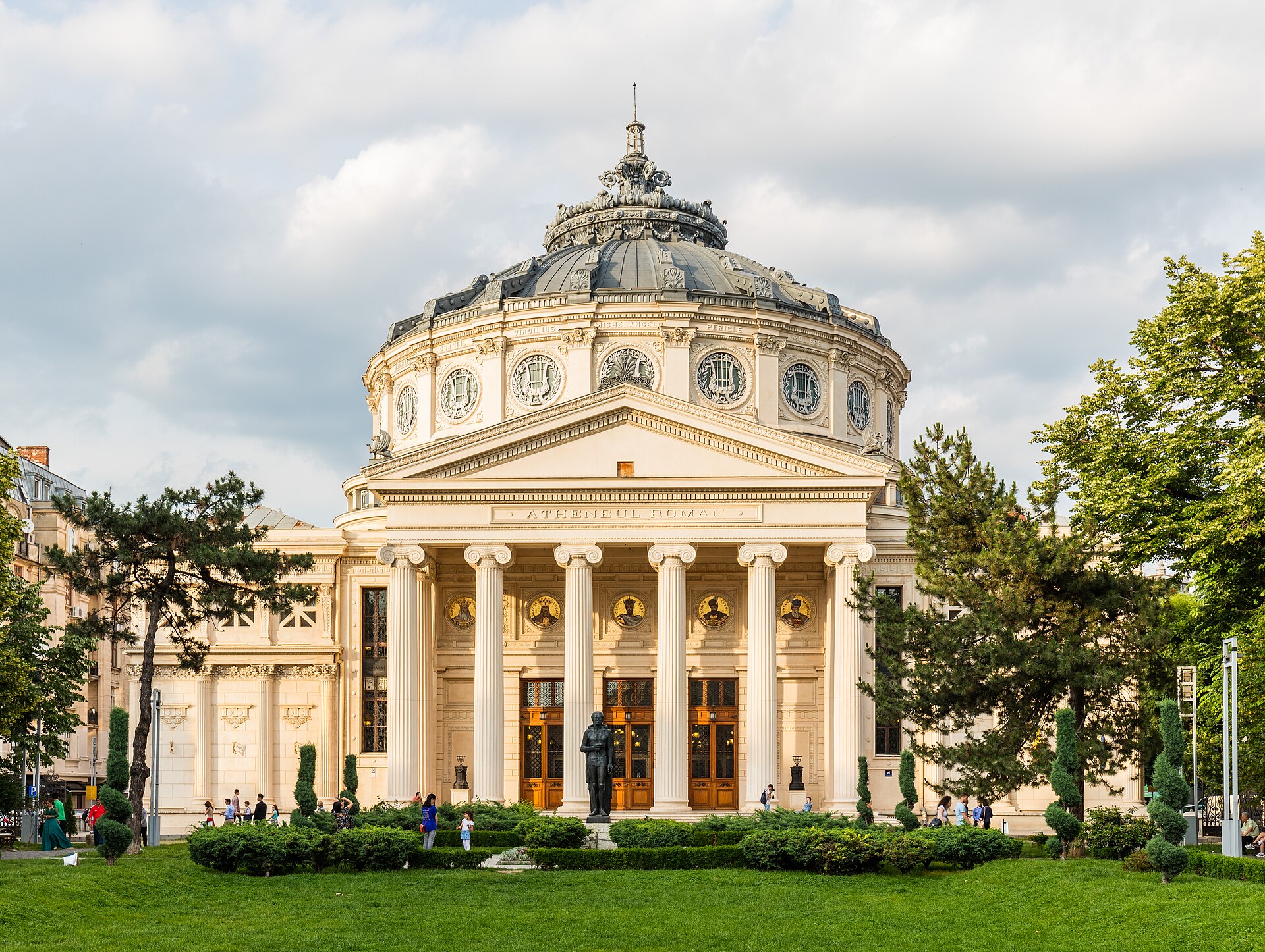 L'Ateneo Romeno, con la cupola e le colonne dell'ingresso