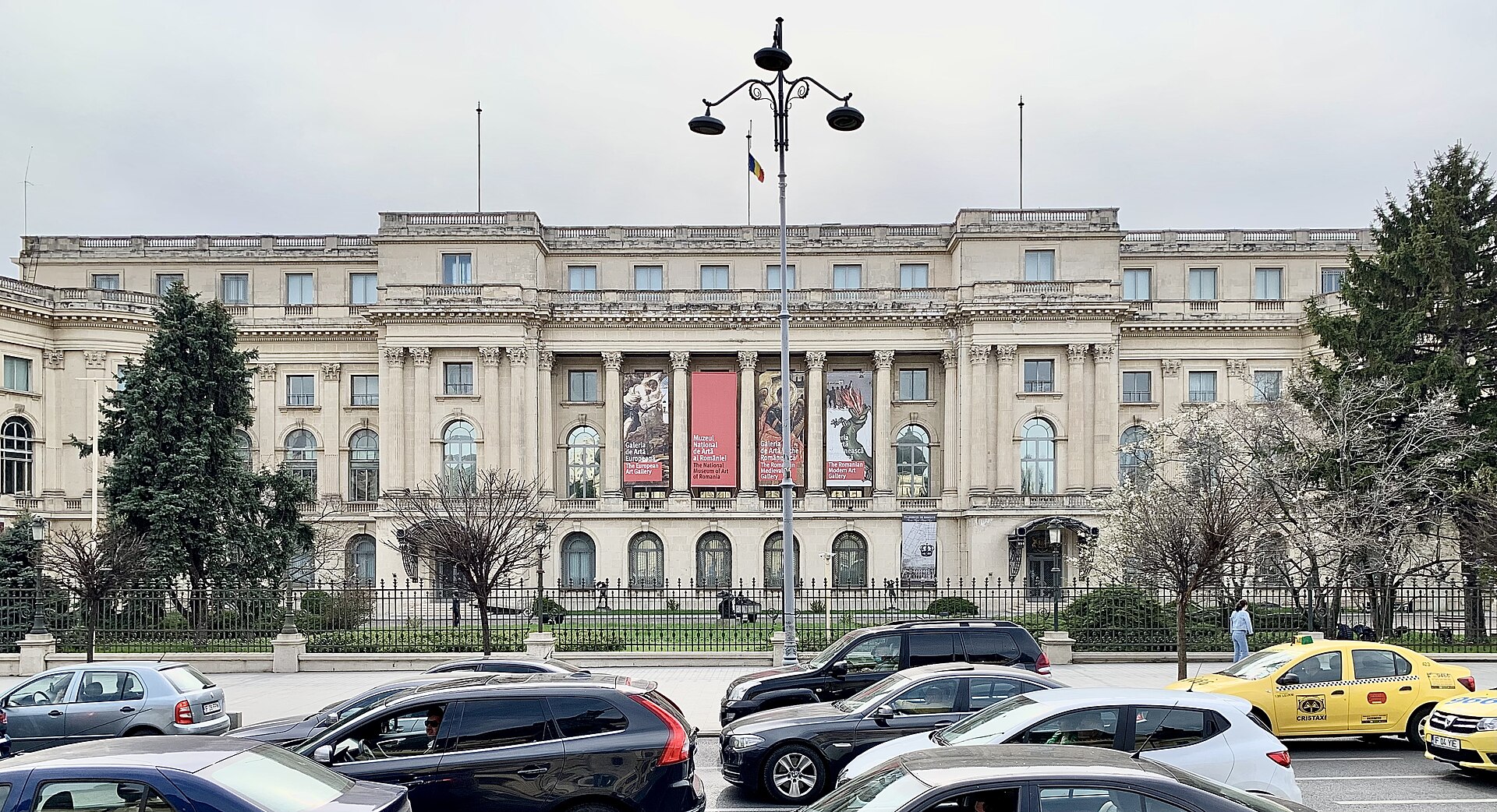 La facciata dell'ex Palazzo Reale, oggi Museo Nazionale d'Arte della Romania